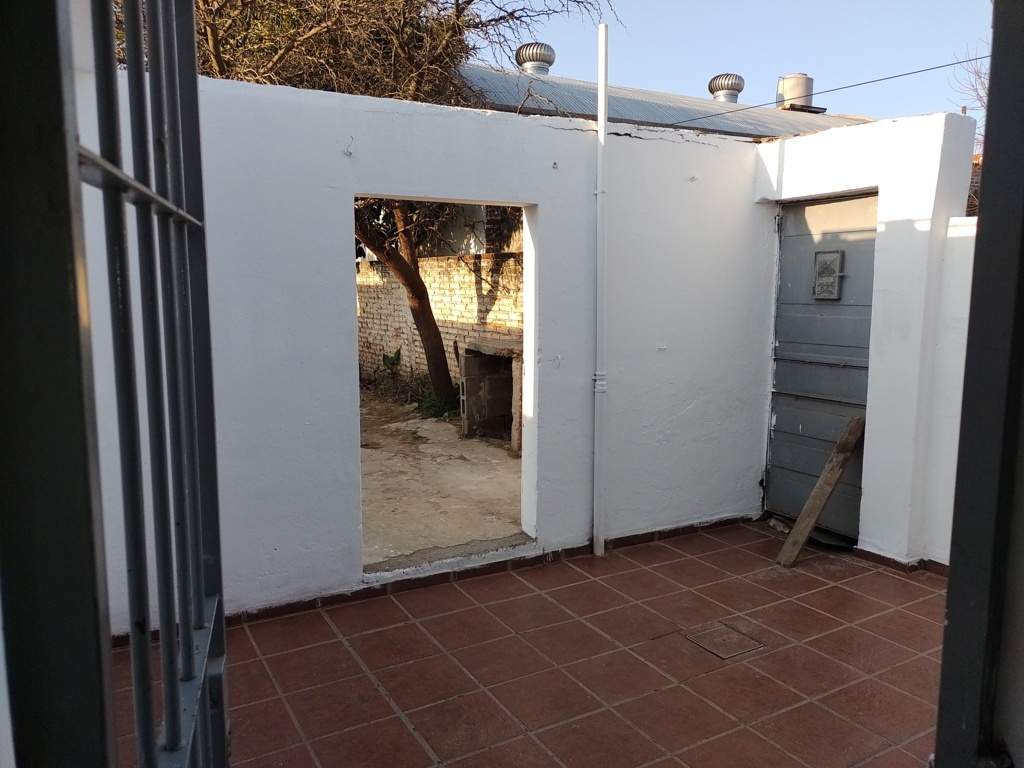 CASA   DEPARTAMENTO UBICADA EN BARRIO LAS FLORES