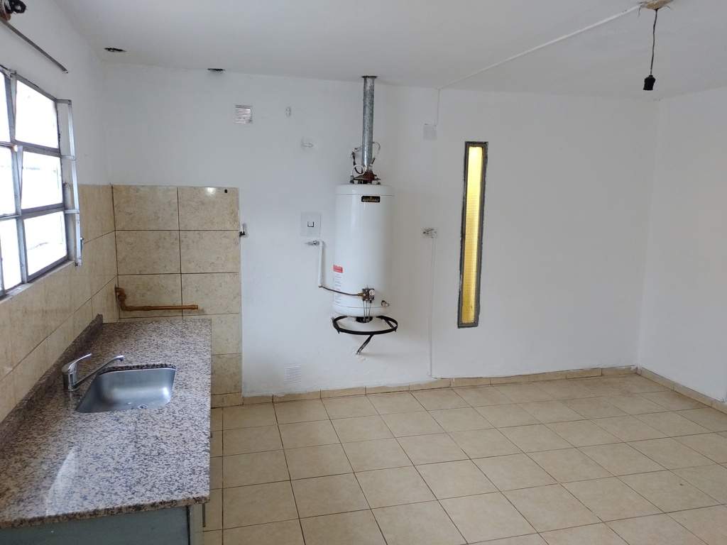 CASA   DEPARTAMENTO UBICADA EN BARRIO LAS FLORES