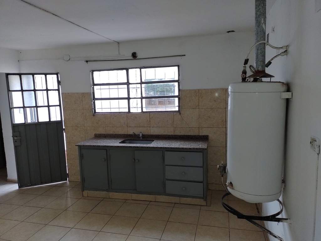 CASA   DEPARTAMENTO UBICADA EN BARRIO LAS FLORES