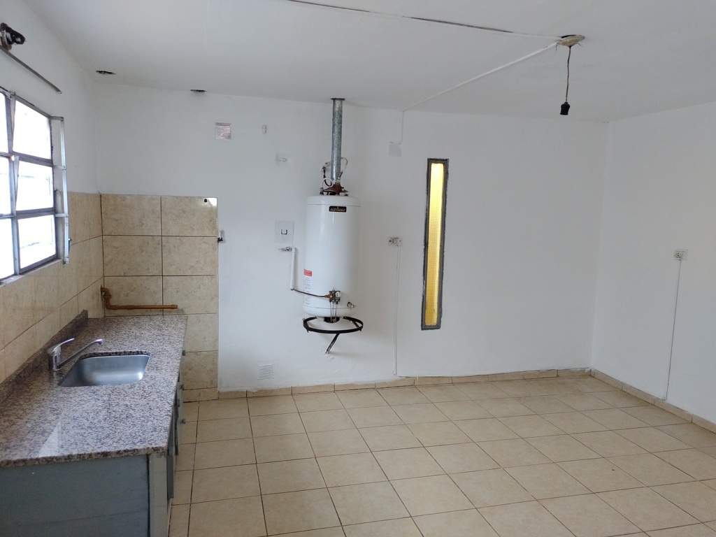 CASA   DEPARTAMENTO UBICADA EN BARRIO LAS FLORES