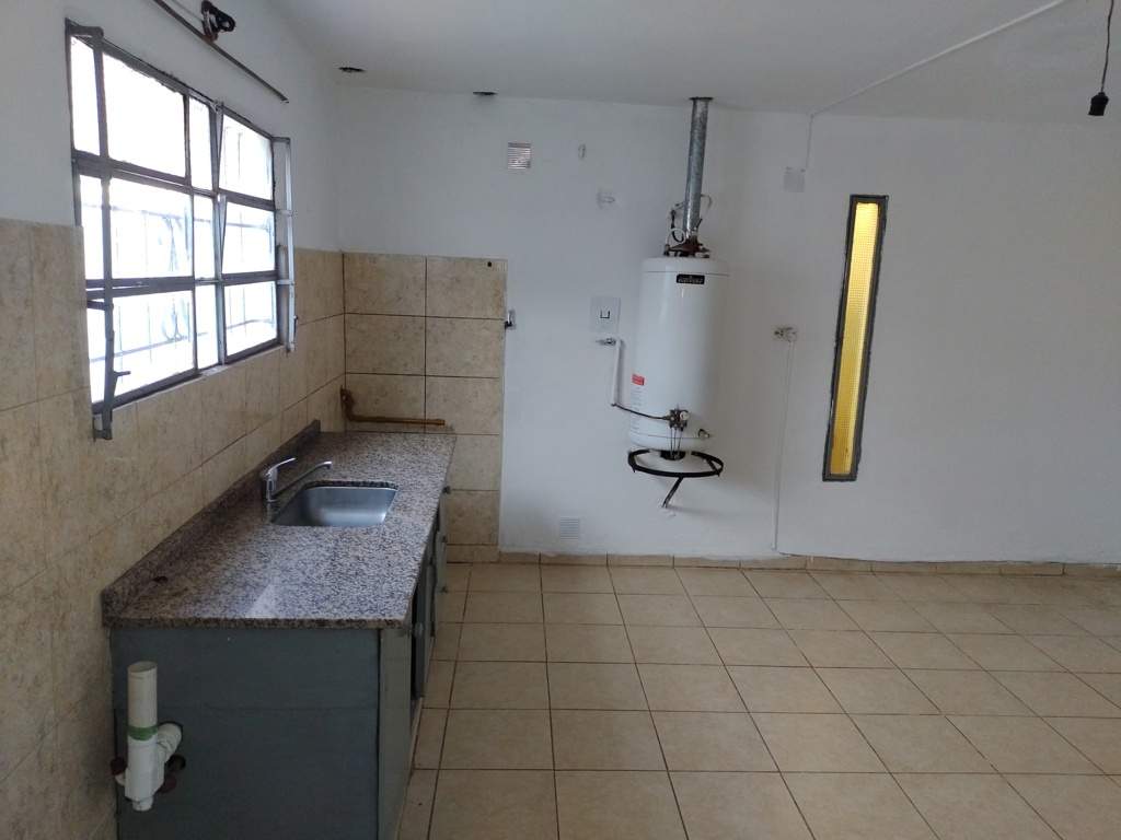 CASA   DEPARTAMENTO UBICADA EN BARRIO LAS FLORES