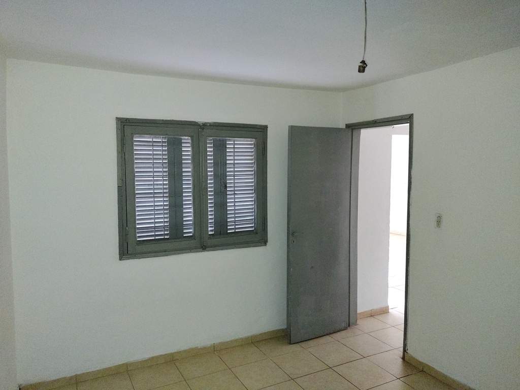 CASA   DEPARTAMENTO UBICADA EN BARRIO LAS FLORES