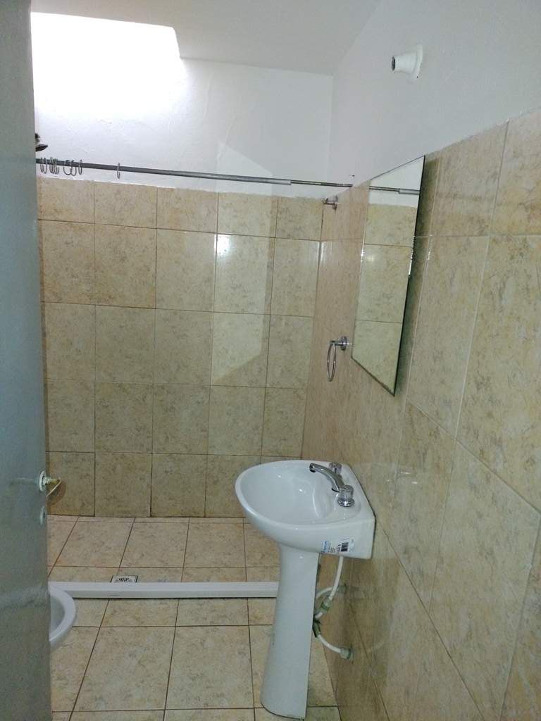 CASA   DEPARTAMENTO UBICADA EN BARRIO LAS FLORES