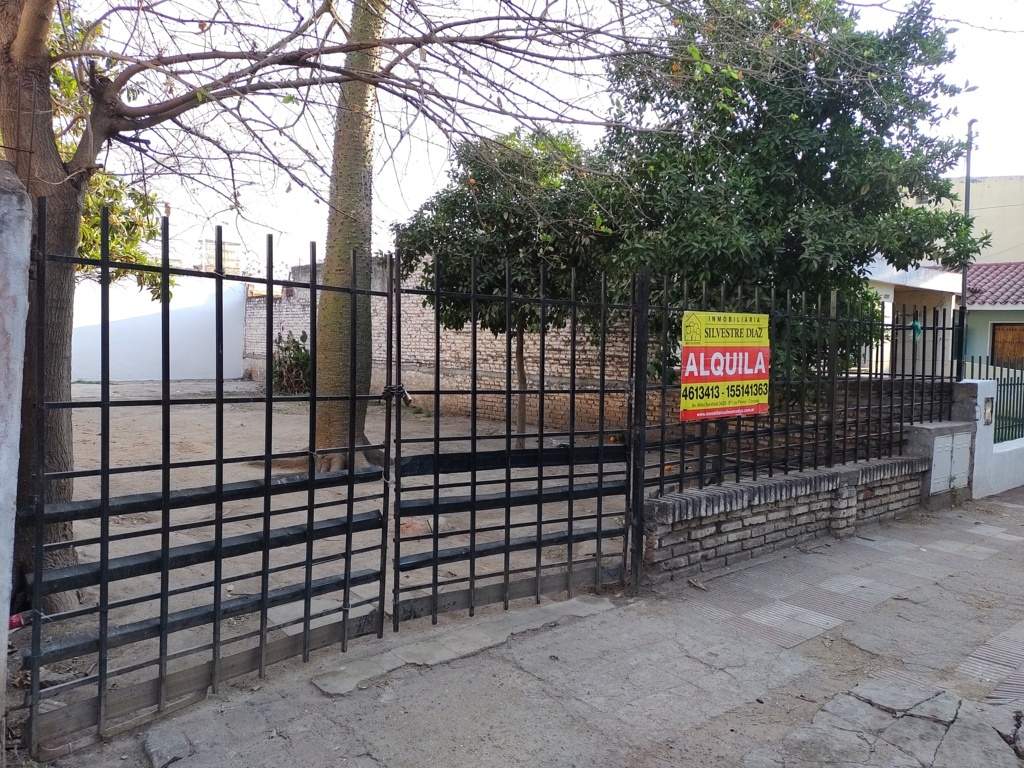 CASA   DEPARTAMENTO UBICADA EN BARRIO LAS FLORES