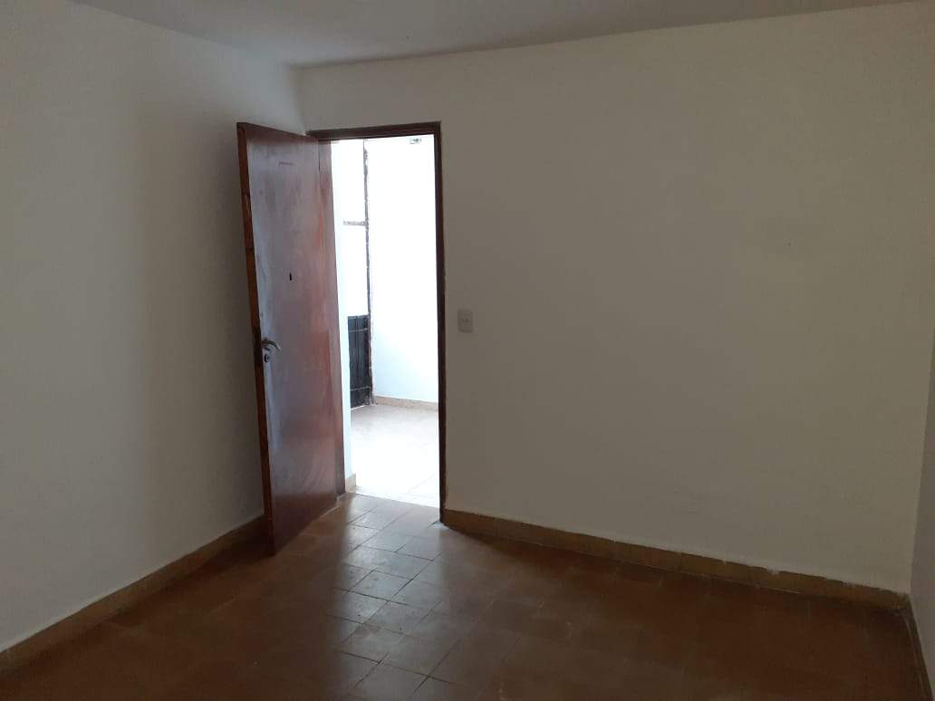 CASA   DEPARTAMENTO UBICADA EN BARRIO LAS FLORES