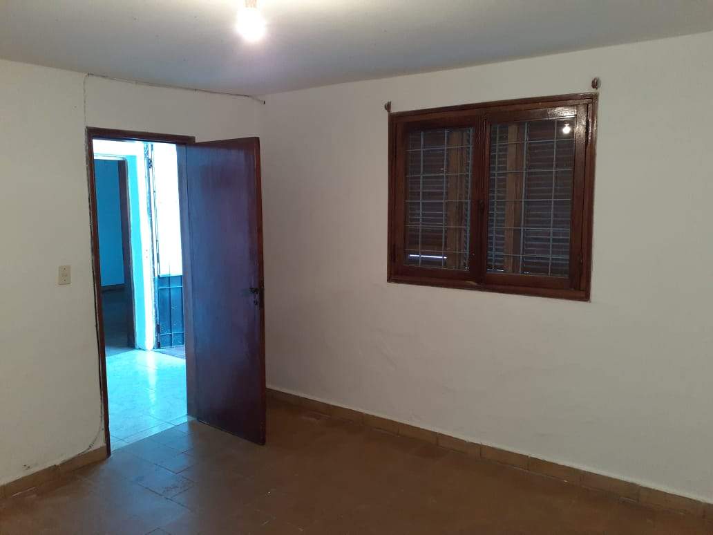 CASA   DEPARTAMENTO UBICADA EN BARRIO LAS FLORES