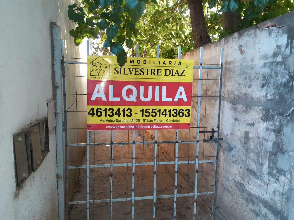 CASA   DEPARTAMENTO UBICADA EN BARRIO LAS FLORES