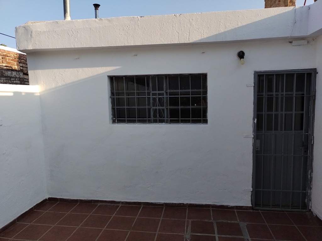 CASA   DEPARTAMENTO UBICADA EN BARRIO LAS FLORES