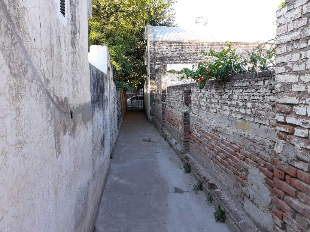 CASA   DEPARTAMENTO UBICADA EN BARRIO LAS FLORES