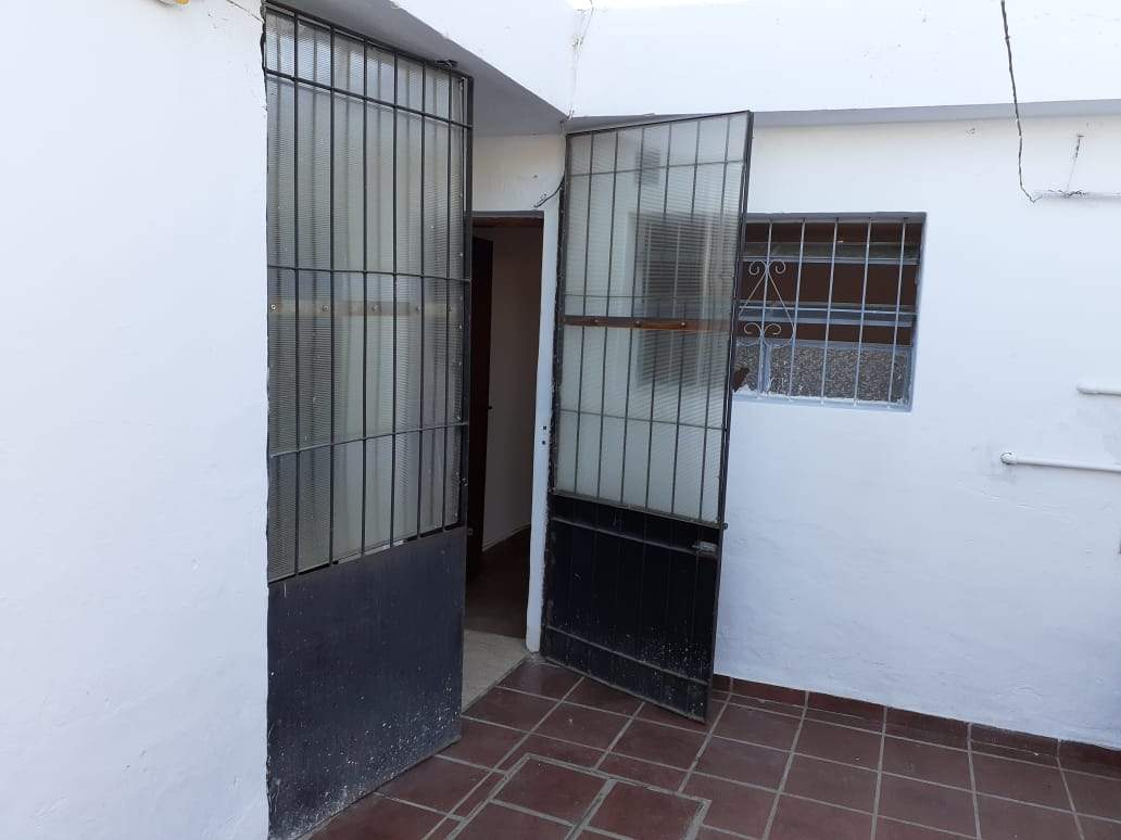 CASA   DEPARTAMENTO UBICADA EN BARRIO LAS FLORES