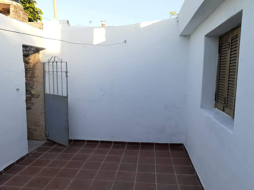 CASA   DEPARTAMENTO UBICADA EN BARRIO LAS FLORES