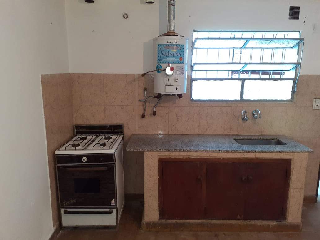 CASA   DEPARTAMENTO UBICADA EN BARRIO LAS FLORES