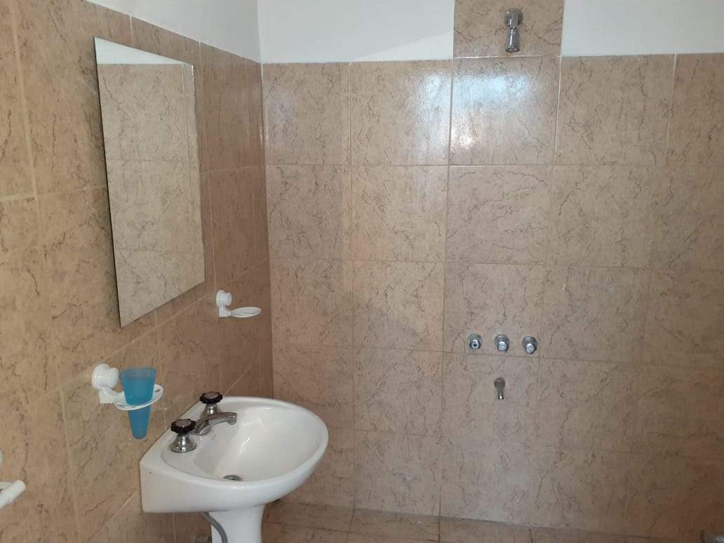 CASA   DEPARTAMENTO UBICADA EN BARRIO LAS FLORES