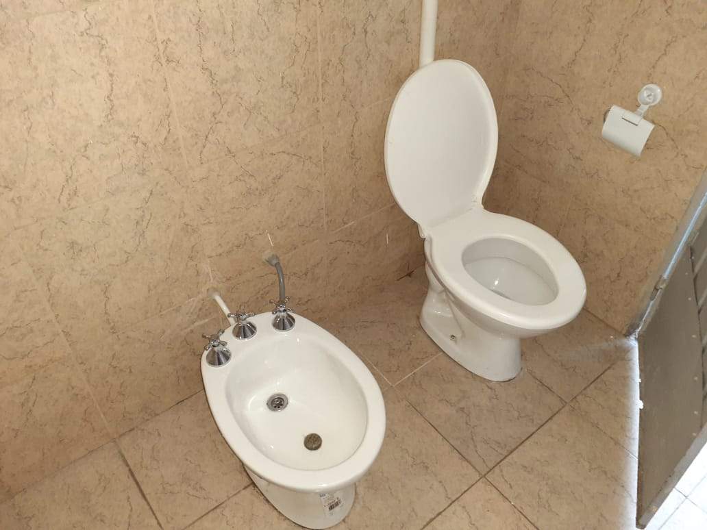 CASA   DEPARTAMENTO UBICADA EN BARRIO LAS FLORES