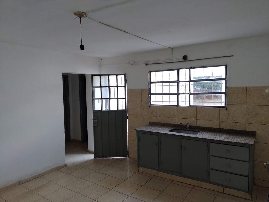 CASA   DEPARTAMENTO UBICADA EN BARRIO LAS FLORES