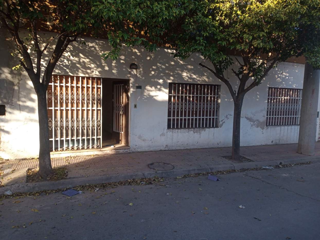 CASA DE DOS DORMITORIOS PARA EL ALQUILER EN BARRIO PUEYRREDON