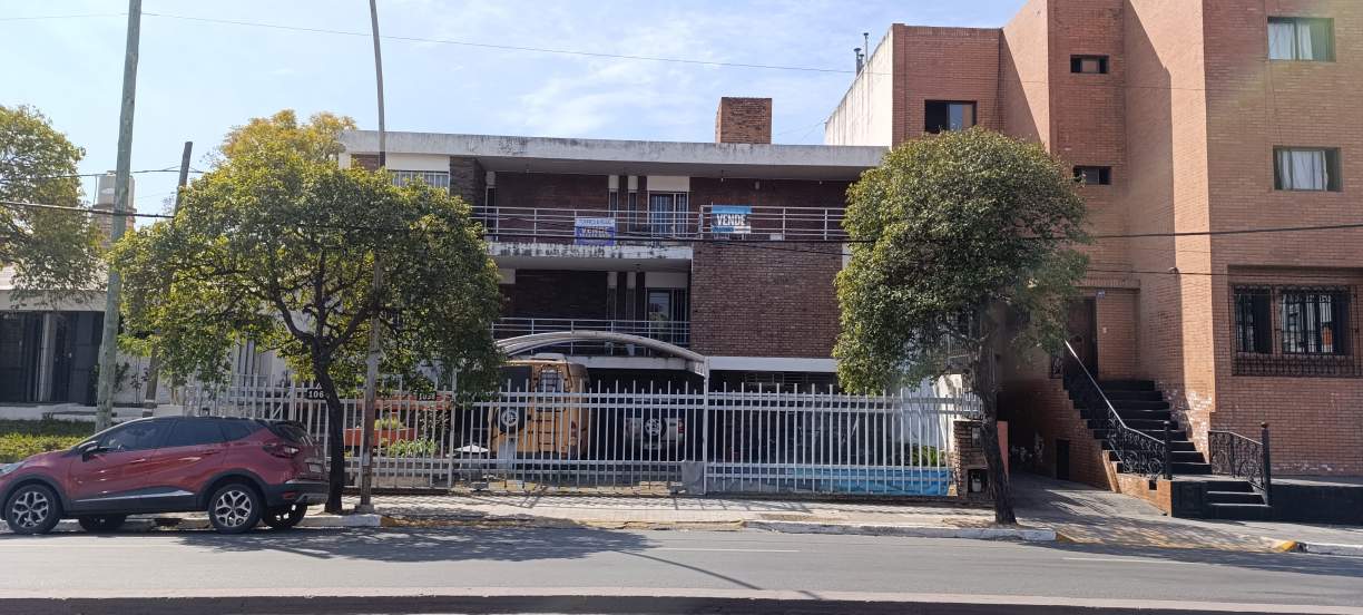 Gran propiedad en Bv. San Juan  600 m terreno  600 m cubiertos en tres plantas, patio y pileta. Alto