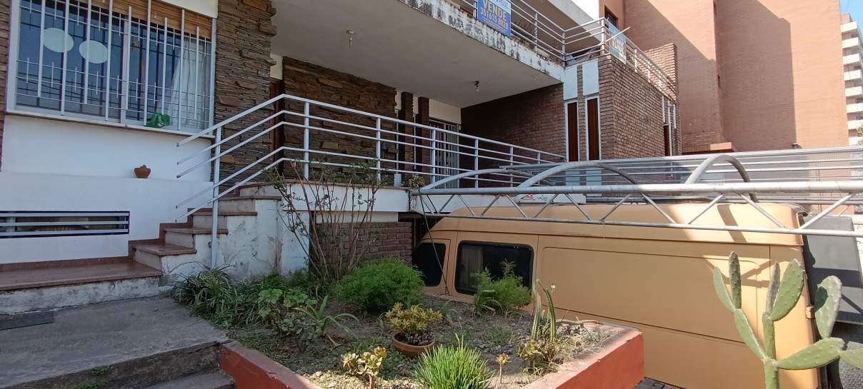 Gran propiedad en Bv. San Juan  600 m terreno  600 m cubiertos en tres plantas, patio y pileta. Alto