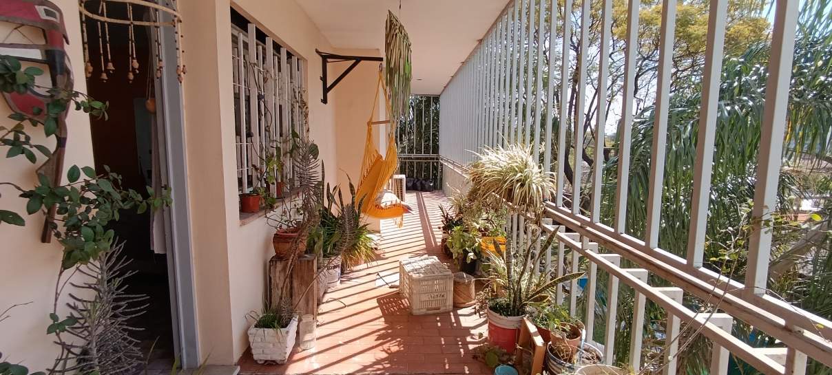 Gran propiedad en Bv. San Juan  600 m terreno  600 m cubiertos en tres plantas, patio y pileta. Alto