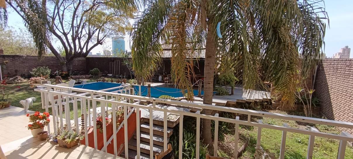 Gran propiedad en Bv. San Juan  600 m terreno  600 m cubiertos en tres plantas, patio y pileta. Alto