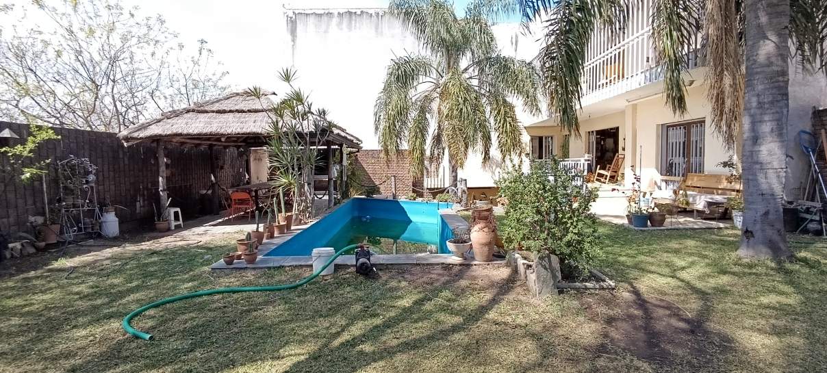 Gran propiedad en Bv. San Juan  600 m terreno  600 m cubiertos en tres plantas, patio y pileta. Alto