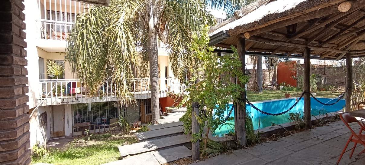 Gran propiedad en Bv. San Juan  600 m terreno  600 m cubiertos en tres plantas, patio y pileta. Alto