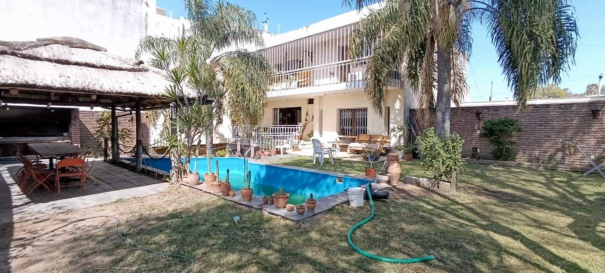 Gran propiedad en Bv. San Juan  600 m terreno  600 m cubiertos en tres plantas, patio y pileta. Alto