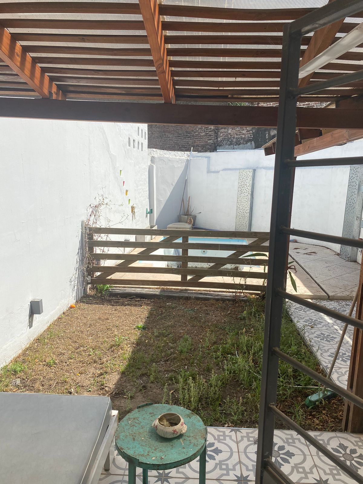 BJUNIORS - HERMOSA CASA RECICLADA CON PILETA