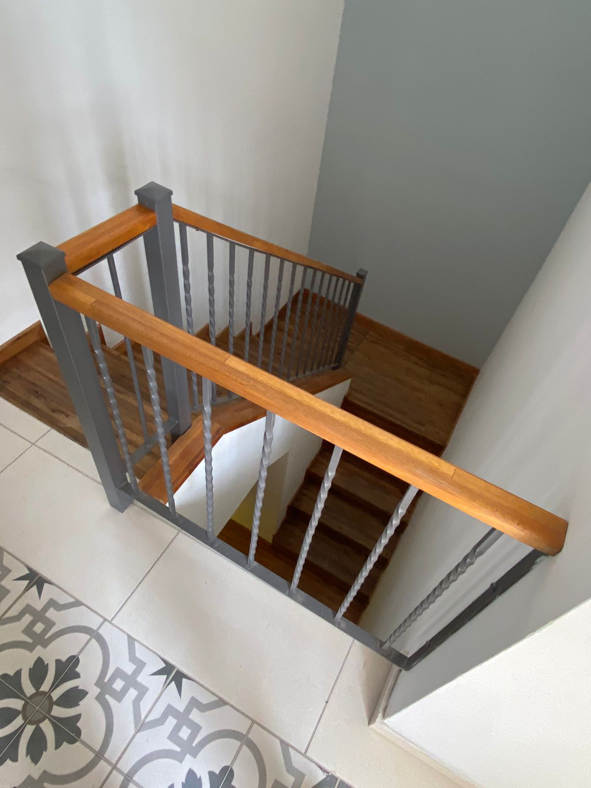 BJUNIORS - HERMOSA CASA RECICLADA CON PILETA