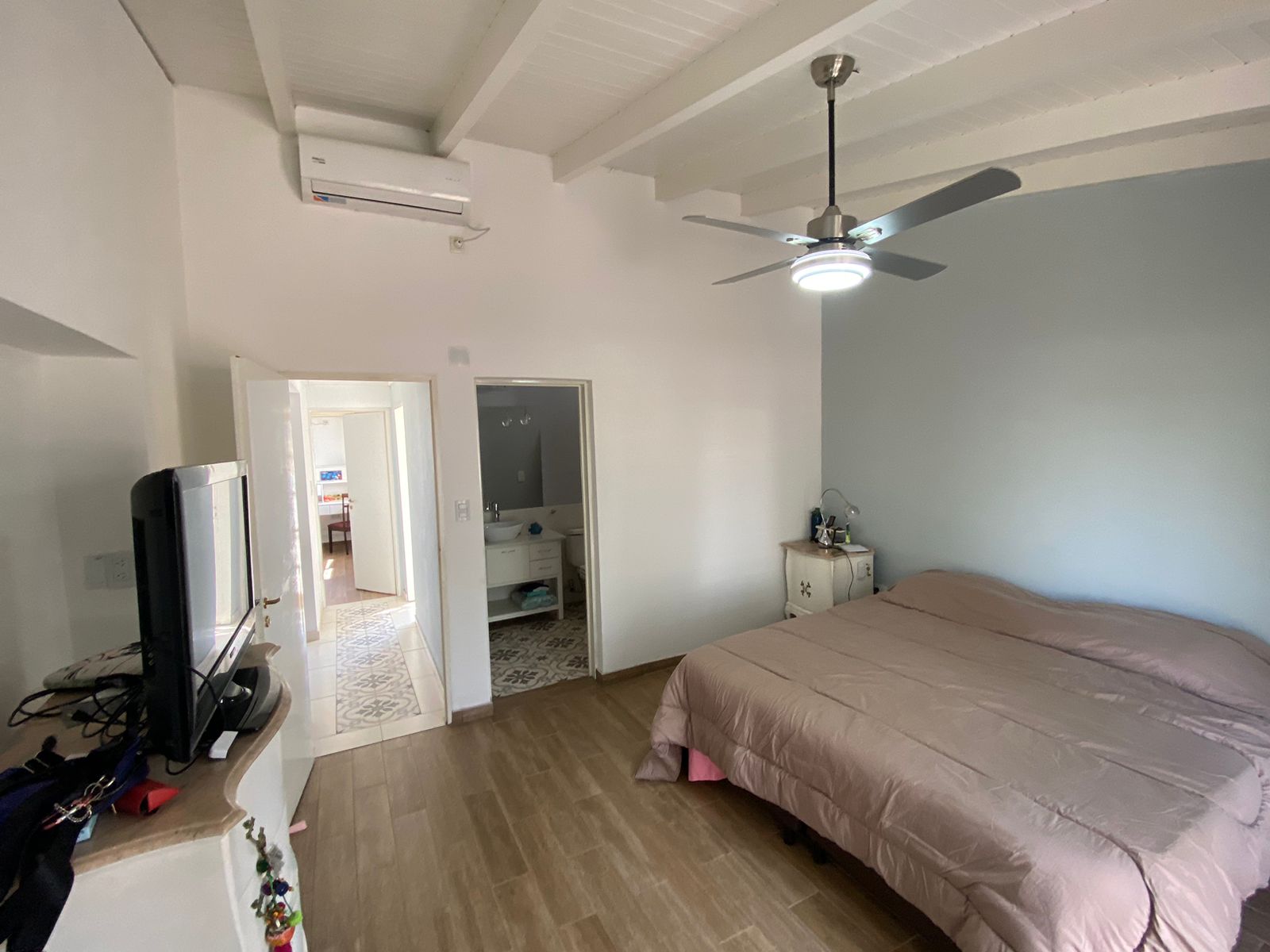 BJUNIORS - HERMOSA CASA RECICLADA CON PILETA