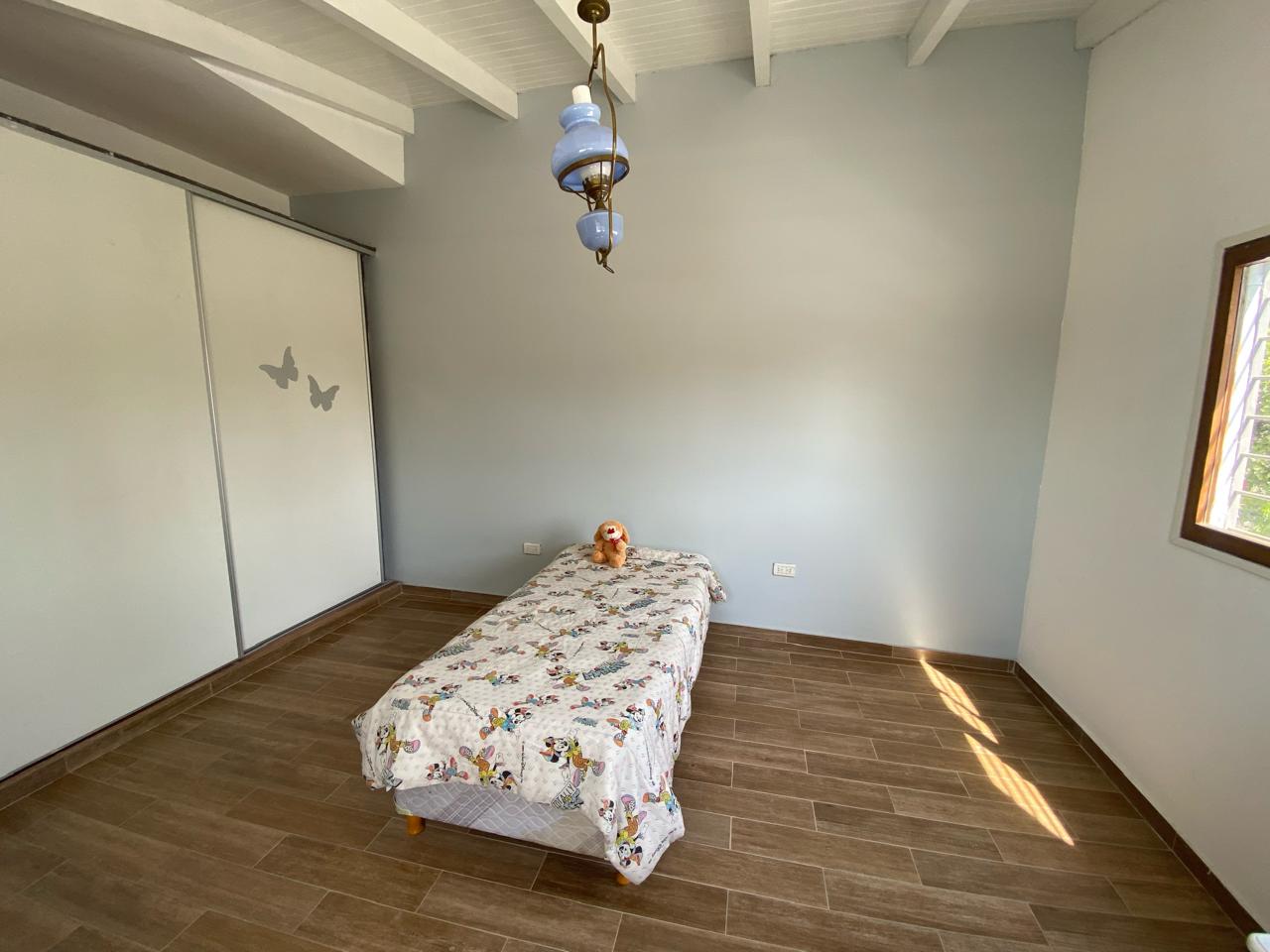 BJUNIORS - HERMOSA CASA RECICLADA CON PILETA