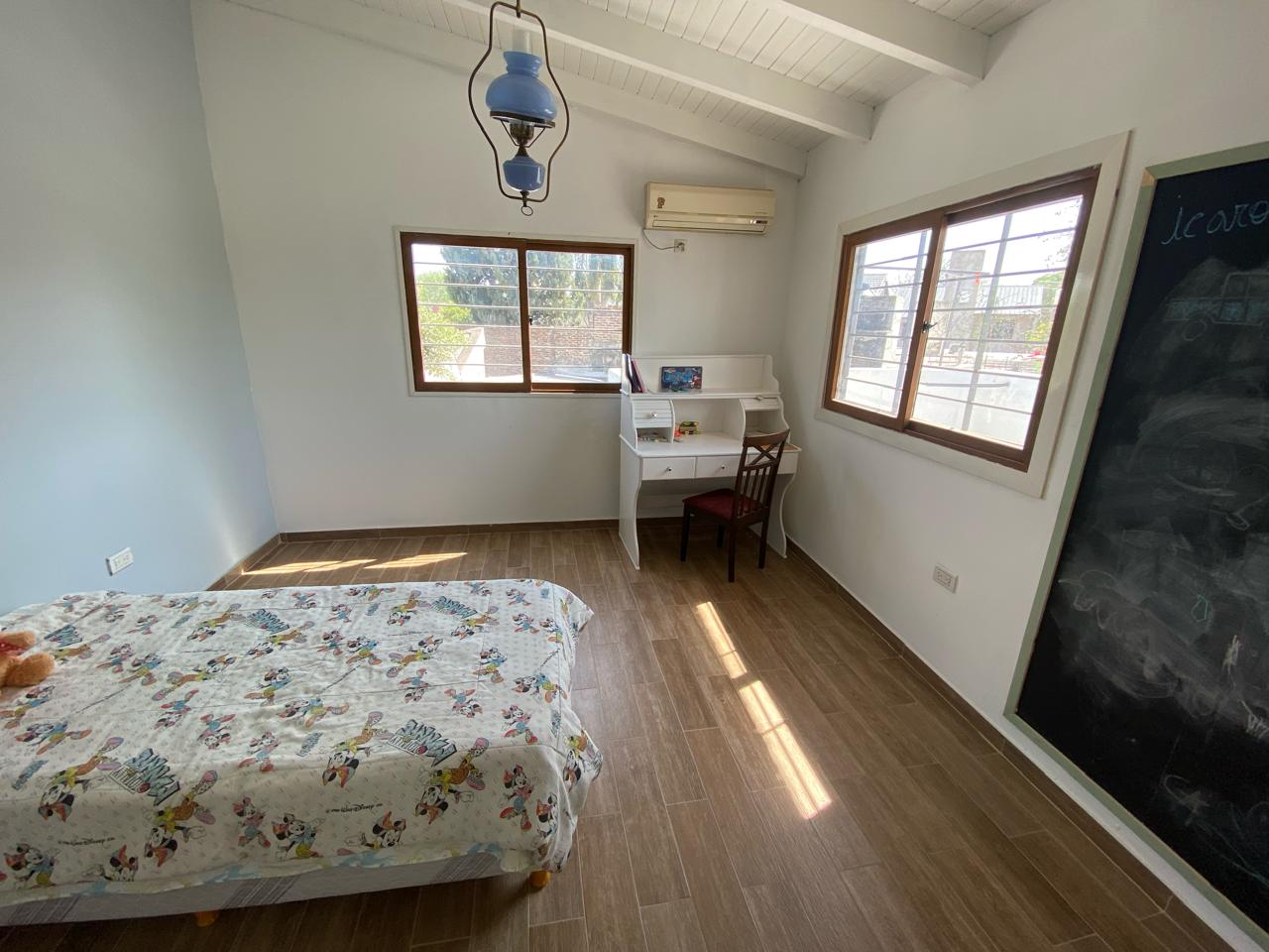 BJUNIORS - HERMOSA CASA RECICLADA CON PILETA