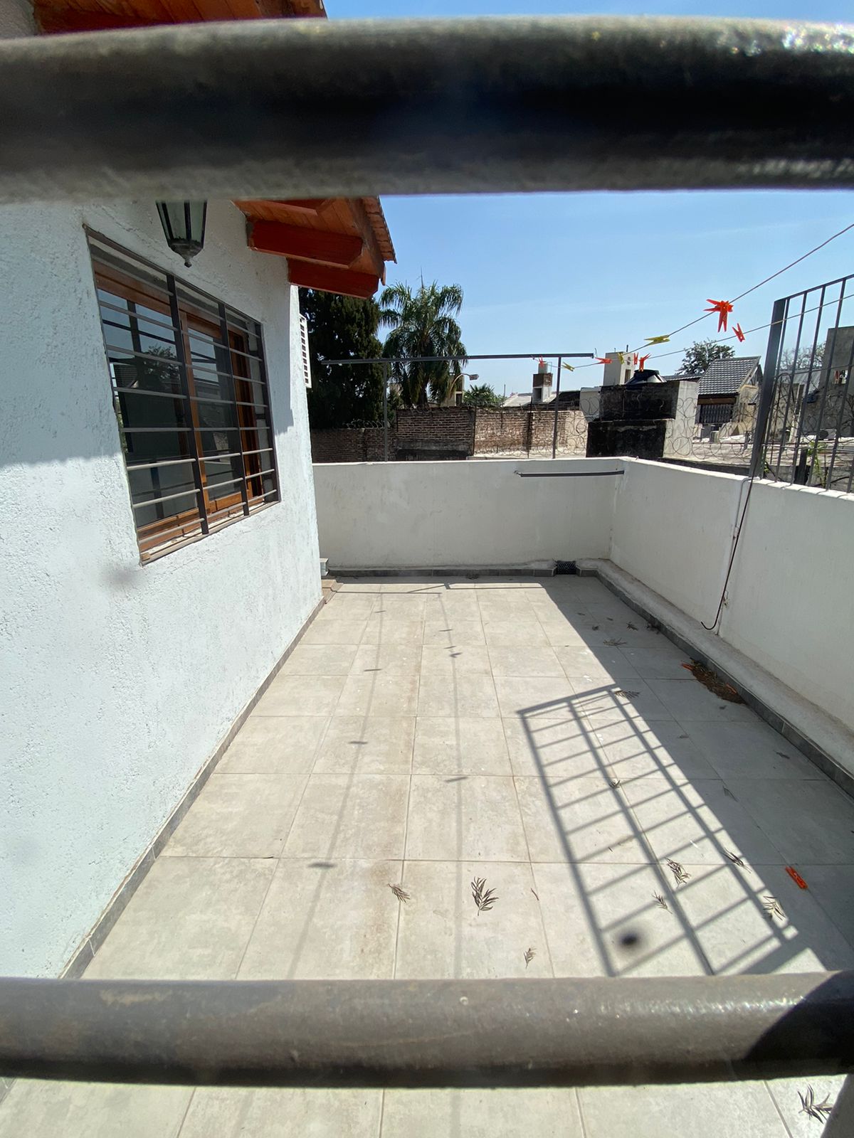 BJUNIORS - HERMOSA CASA RECICLADA CON PILETA