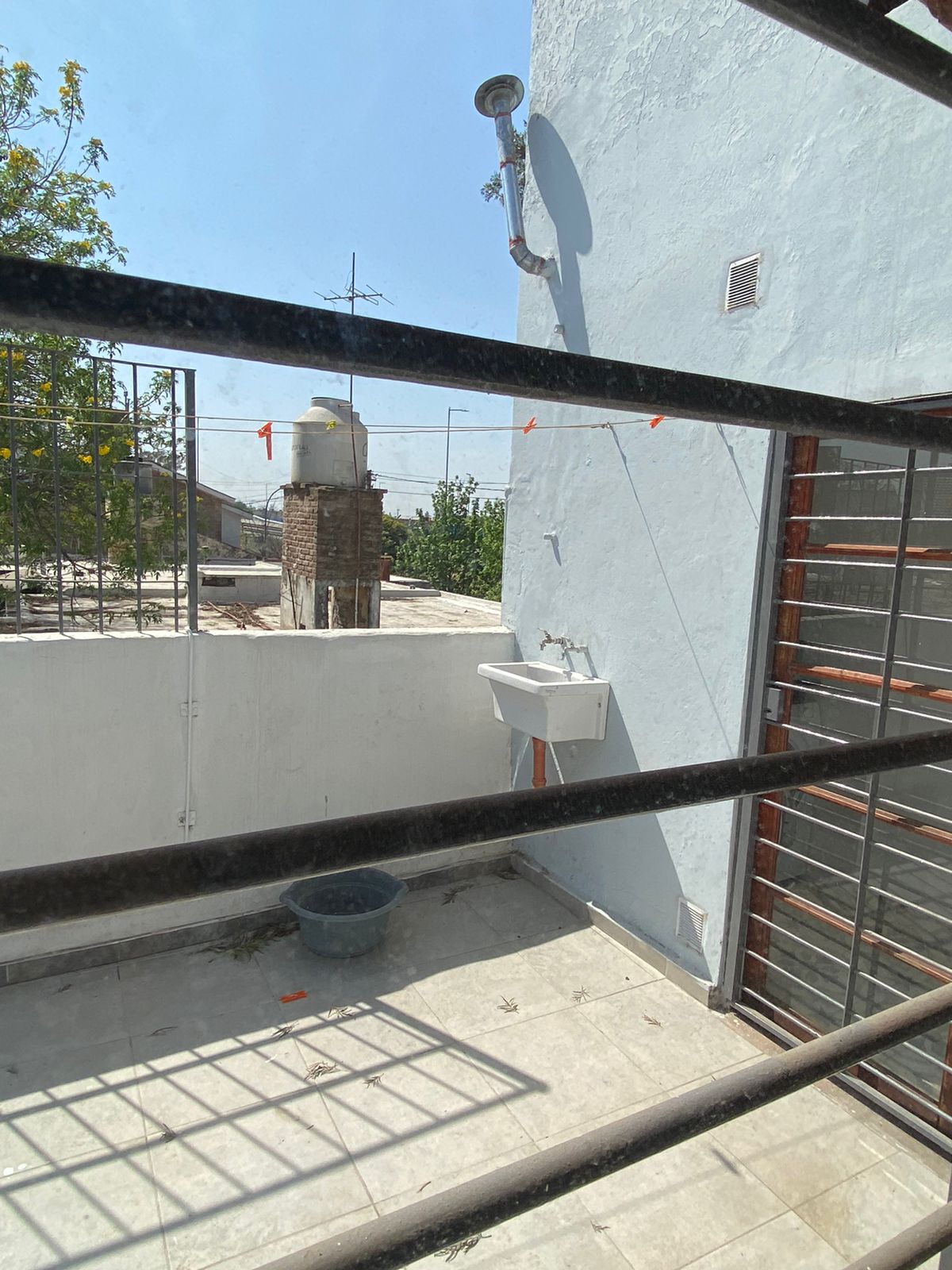 BJUNIORS - HERMOSA CASA RECICLADA CON PILETA