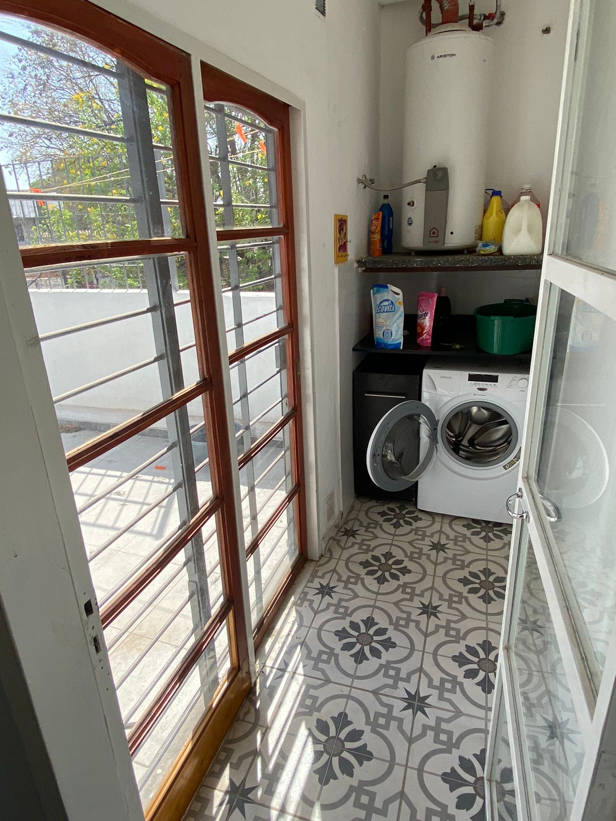 BJUNIORS - HERMOSA CASA RECICLADA CON PILETA