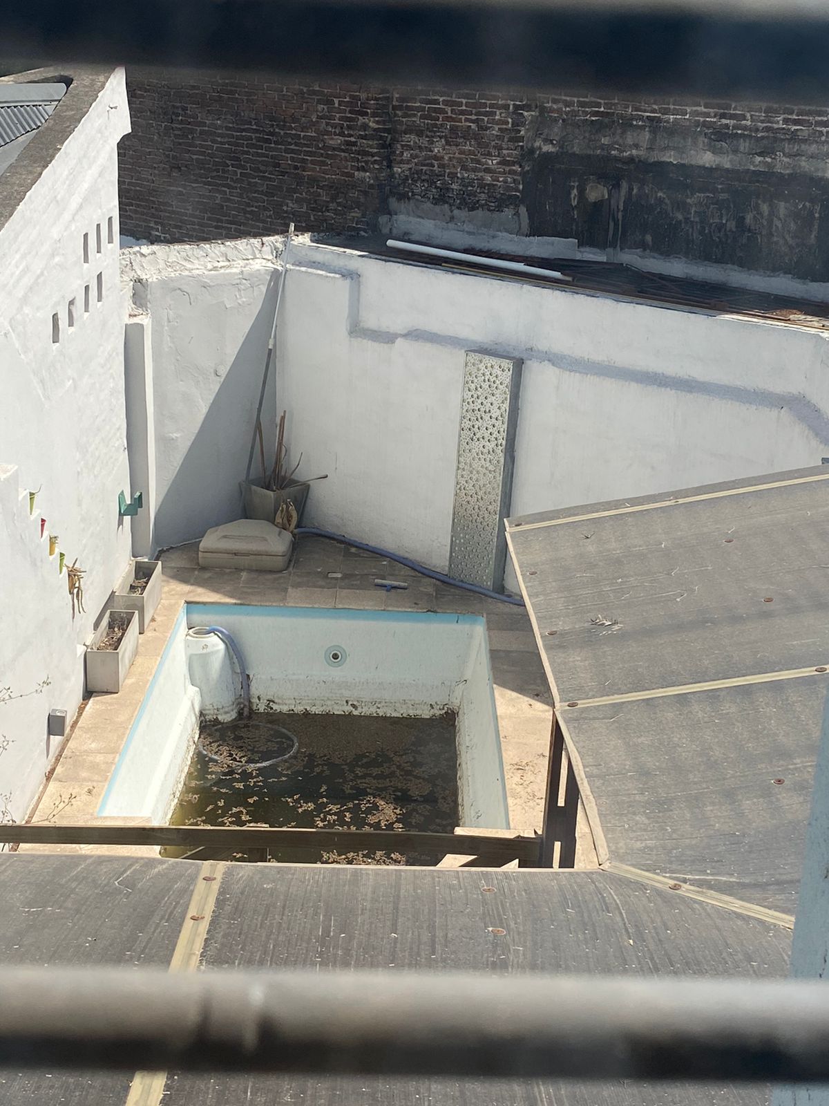 BJUNIORS - HERMOSA CASA RECICLADA CON PILETA