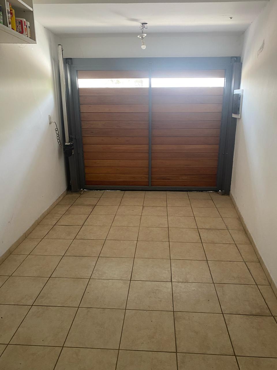 BJUNIORS - HERMOSA CASA RECICLADA CON PILETA