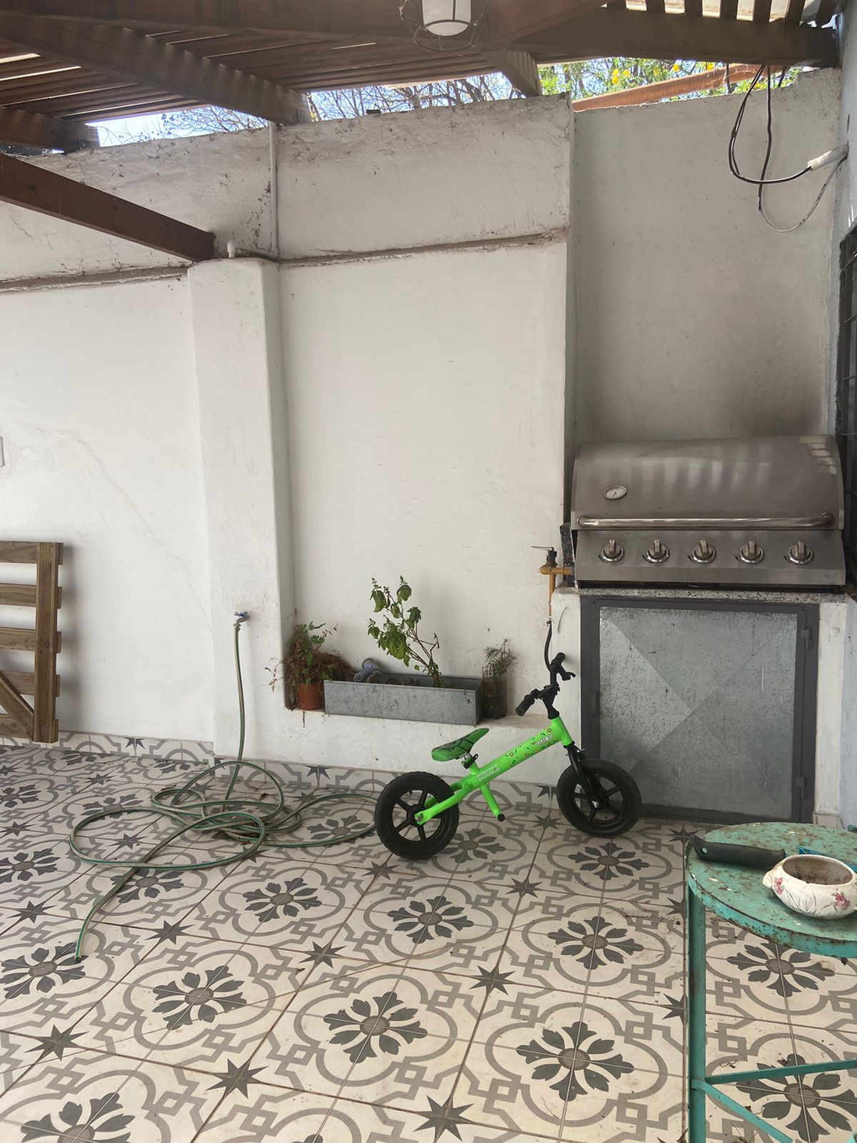 BJUNIORS - HERMOSA CASA RECICLADA CON PILETA