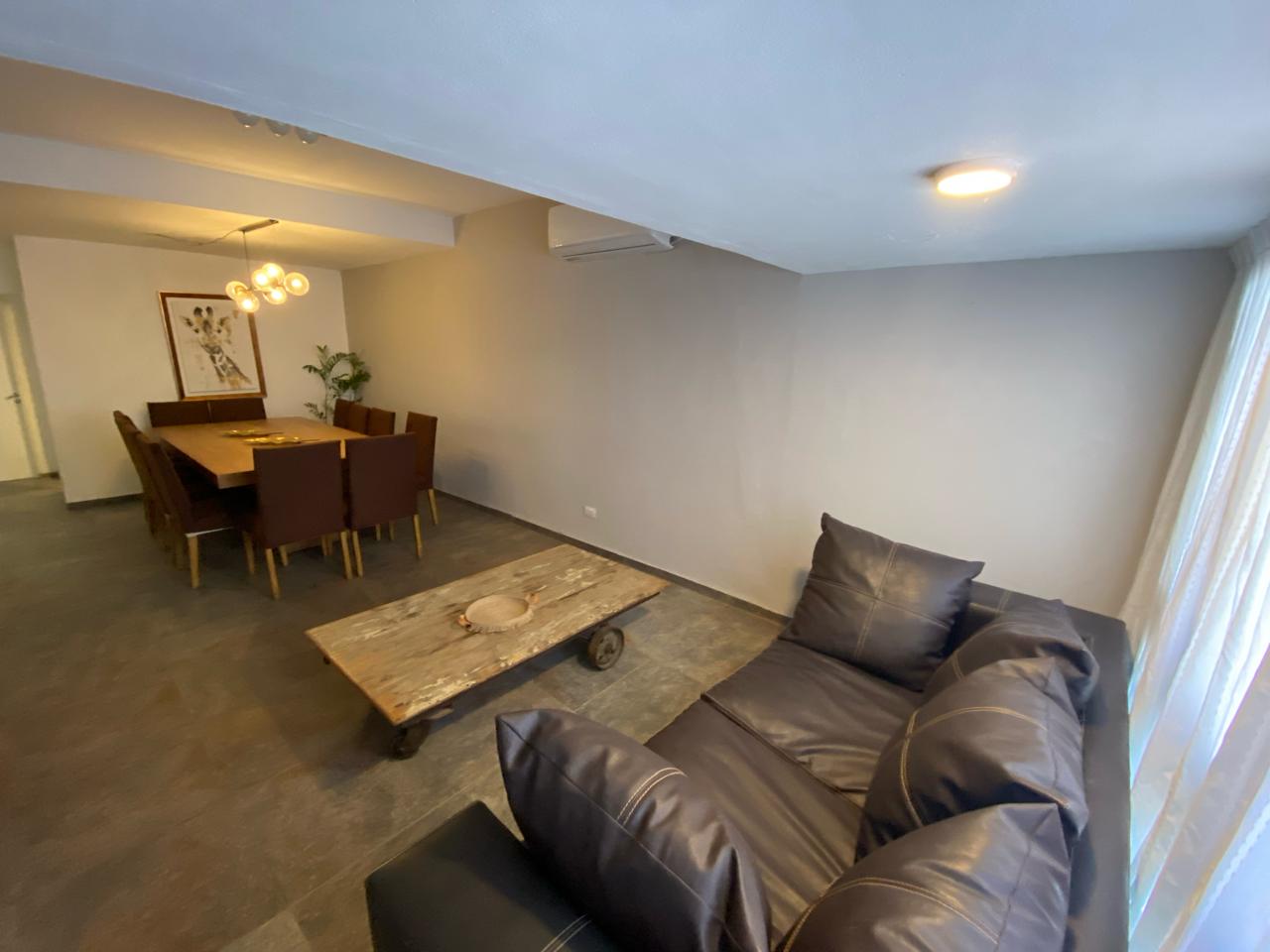 BJUNIORS - HERMOSA CASA RECICLADA CON PILETA