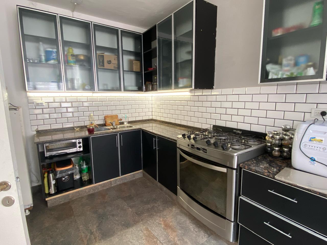 BJUNIORS - HERMOSA CASA RECICLADA CON PILETA