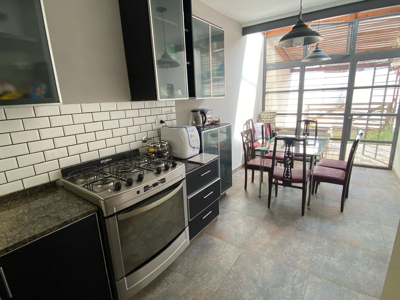 BJUNIORS - HERMOSA CASA RECICLADA CON PILETA