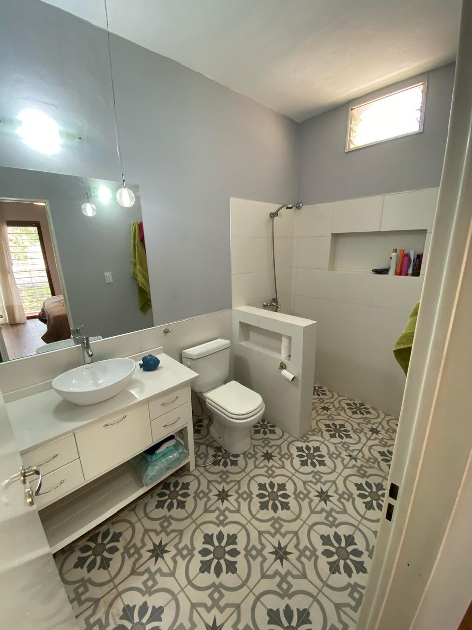 BJUNIORS - HERMOSA CASA RECICLADA CON PILETA