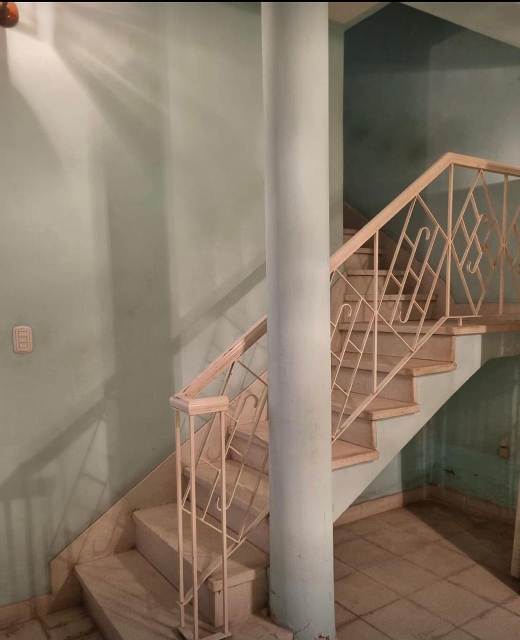 VENDO CASA CON TRES DOR EN MACROCENTRO OESTE