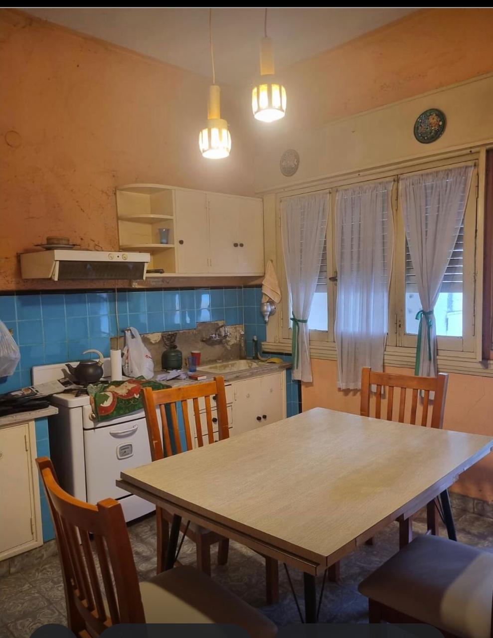 VENDO CASA CON TRES DOR EN MACROCENTRO OESTE