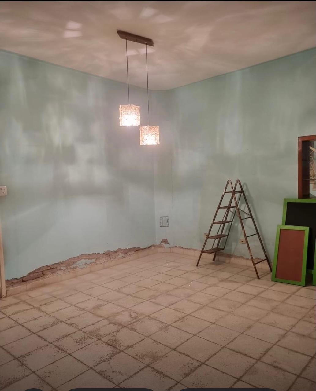 VENDO CASA CON TRES DOR EN MACROCENTRO OESTE