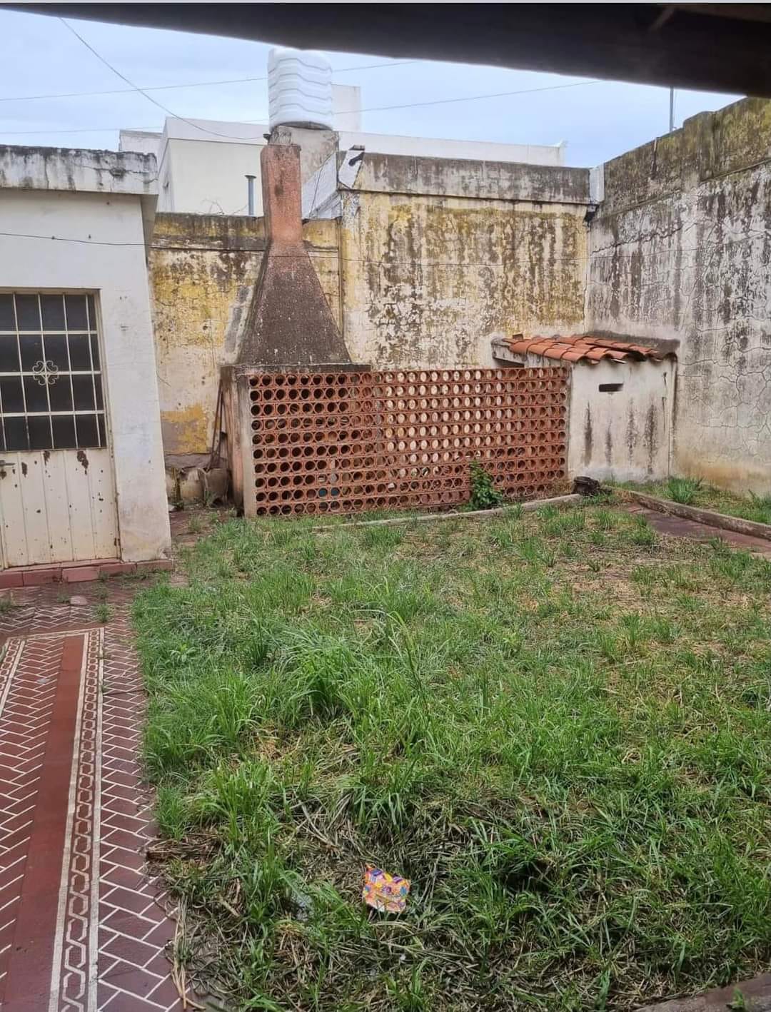 VENDO CASA CON TRES DOR EN MACROCENTRO OESTE