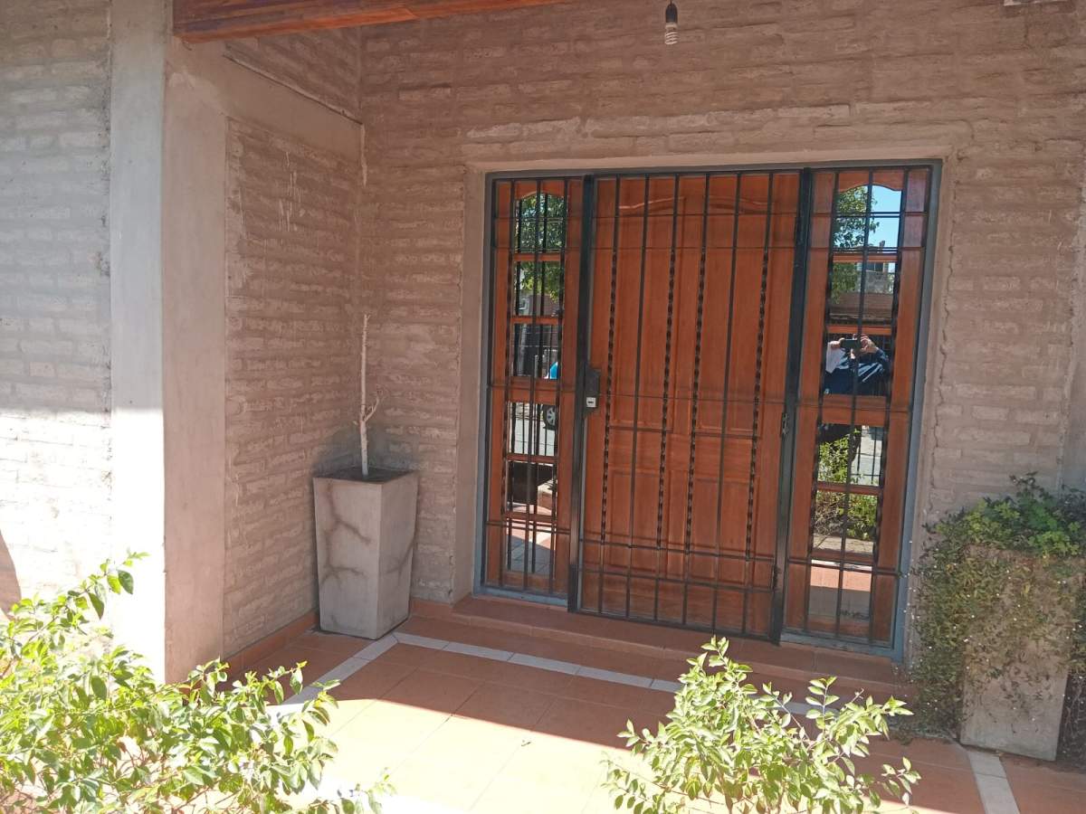 CASA DE 2 DORMITORIOS EN BARRIO YOFRE SUR