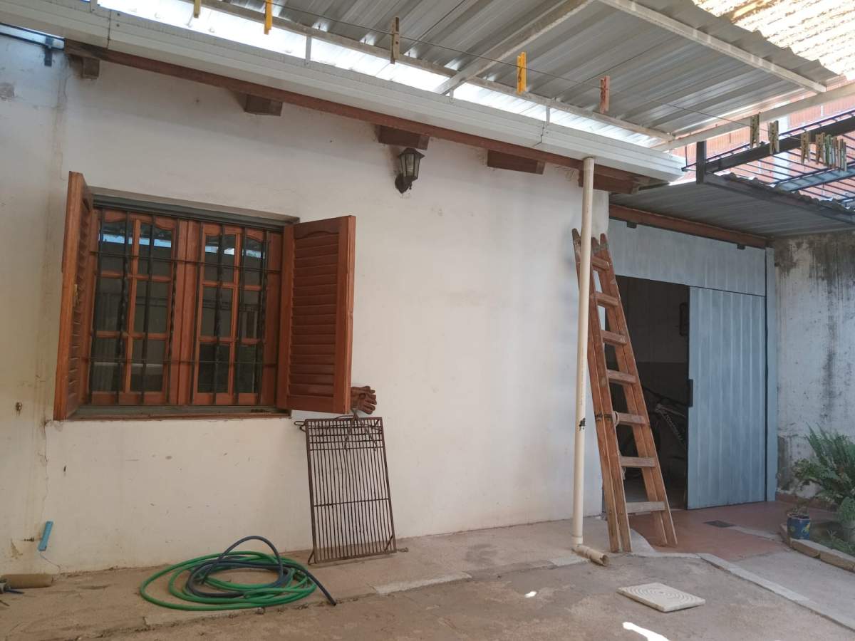 CASA DE 2 DORMITORIOS EN BARRIO YOFRE SUR