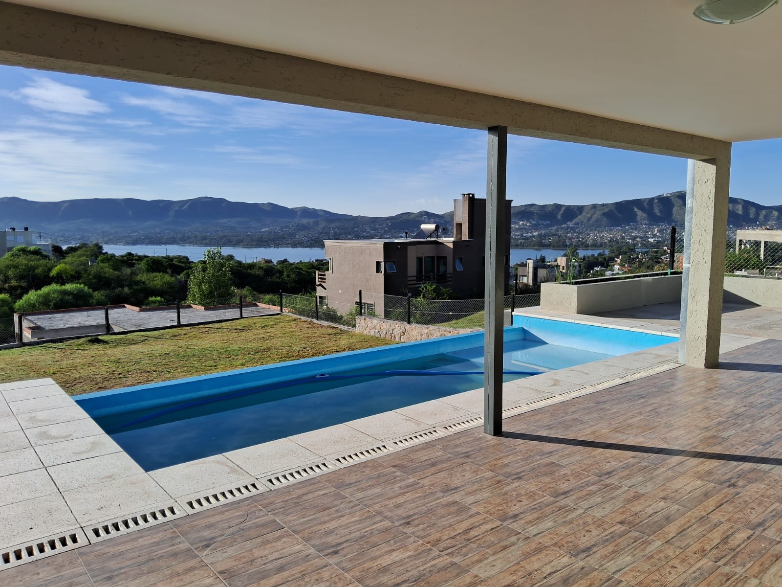 Casa en Venta en Barrio La Loma - Impresionantes Vistas al Lago