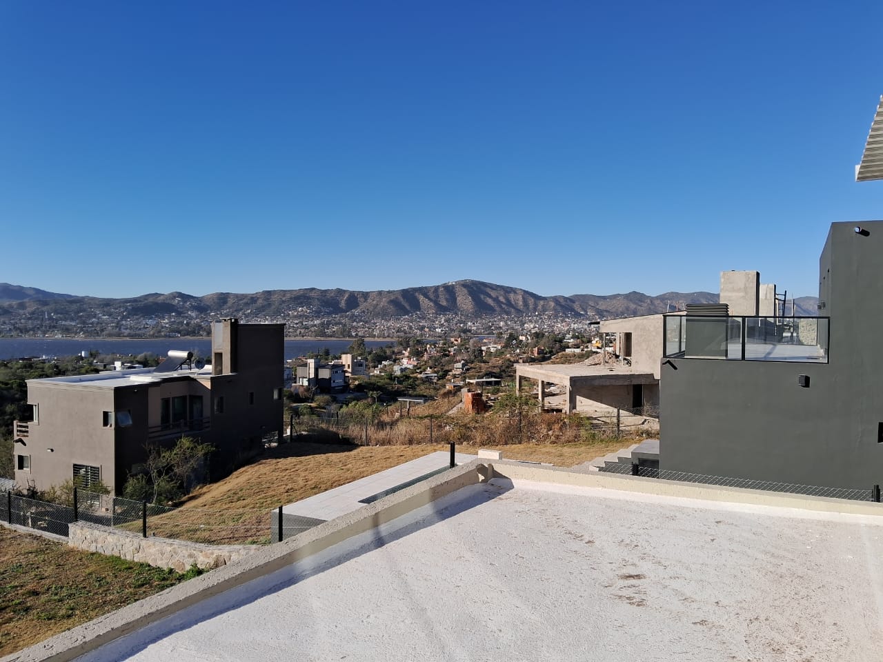 Casa en Venta en Barrio La Loma - Impresionantes Vistas al Lago